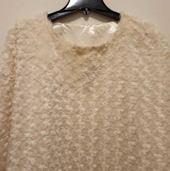 Poncho, Cape Women's Faux Fur Cream rosettes design one size - Picture 5 of 10
